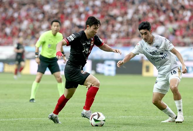 윤종규(가운데)가 드리블 돌파를 시도하고 있다. /사진=FC서울 제공