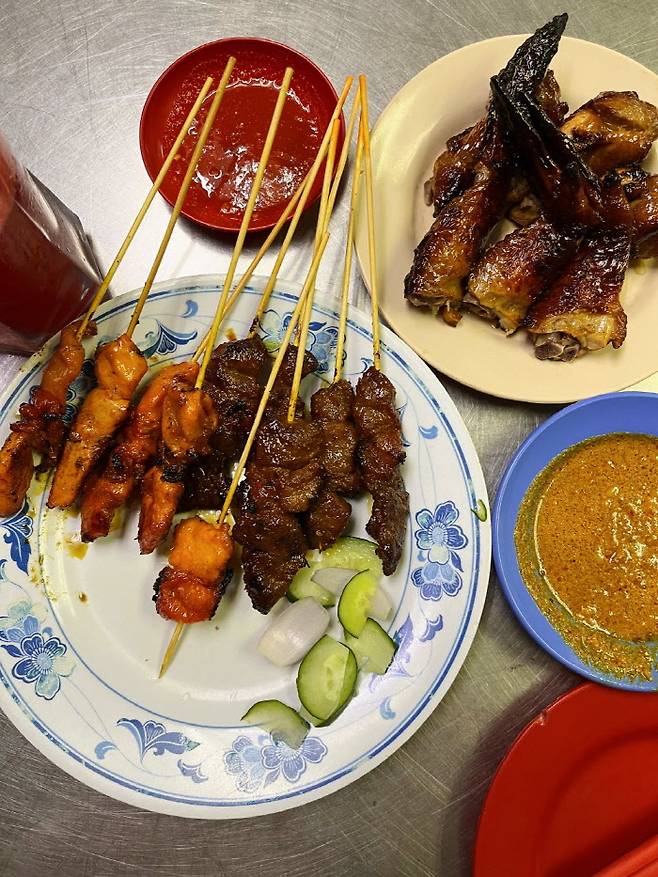 웡아와 대표 음식인 사테와 닭날개구이