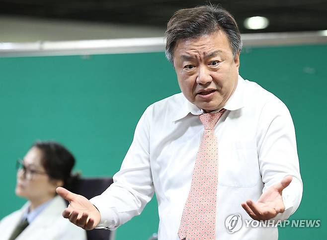 이효정, '엔젤스 인 아메리카' 출연 (서울=연합뉴스) 이재희 기자 = 배우 이효정이 24일 오후 서울 강북구 성신여대 운정그린캠퍼스에서 연극 '엔젤스 인 아메리카' 공연의 일부를 시연하고 있다. 2024.7.24 scape@yna.co.kr