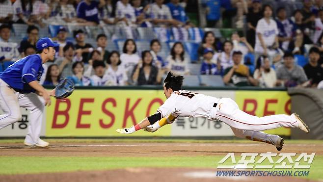 24일 대전 한화생명이글스파크에서 열린 한화와 삼성의 경기. 9회말 선두타자 3루타를 날린 황영묵. 대전=송정헌 기자songs@sportschosun.com/2024.07.24/