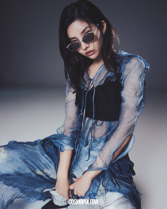 뷔스티에 Ganni. 드레스 Acne Studios. 데님 팬츠 Open Yy. 뮬 Diesel. 선글라스 스타일리스트 소장품.