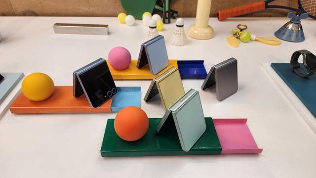 프랑스 파리의 '갤럭시 언팩 2024' 체험 공간에 전시된 다양한 색상의 '갤럭시 Z 플립6'. 파리=인현우 기자