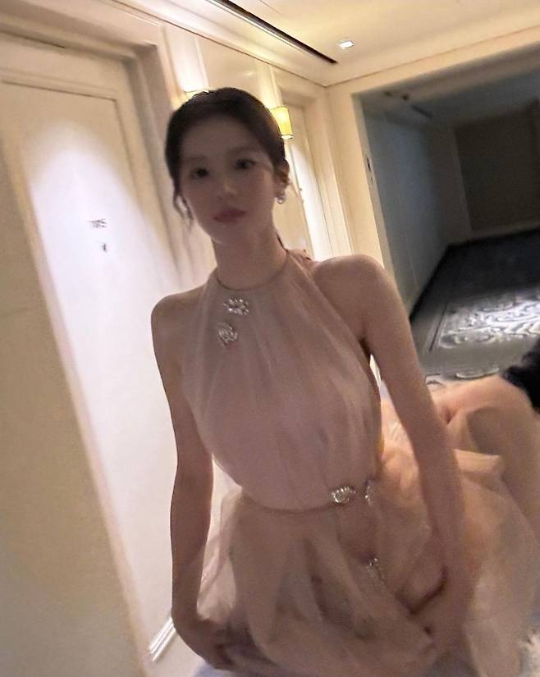 고윤정은 실버 귀걸이를 착용해 화려하고 세련된 포인트를 더했다. 사진=고윤정 SNS