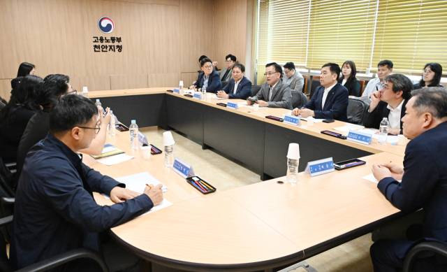 최상목(왼쪽 세 번째) 부총리 겸 기획재정부 장관이 6월 10일 고용노동부 천안지청을 방문해 근로자 및 사업주와의 간담회를 갖고 정부 시책을 설명하고 있다. 사진 제공=기재부