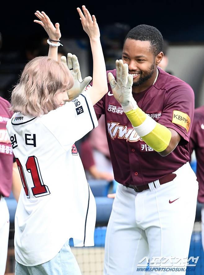 25일 잠실야구장에서 열린 키움과 두산의 경기, 그룹 에스파(aespa) 윈터가 시구를 위해 그라운드에 나서다 키움 도슨과 하이파이브를 하고 있다. 잠실=허상욱 기자 wook@sportschosun.com/2024.07.25/