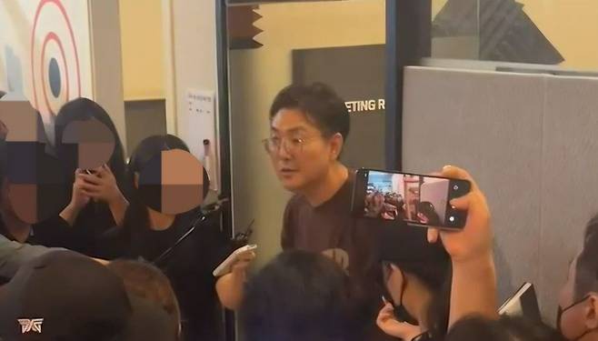 권도완 티몬 운영사업본부장이 26일 새벽 서울 강남구 신사동 티몬 신사옥을 점거한 피해자들 앞에서 브리핑을 하고 있다. /온라인 커뮤니티 캡처