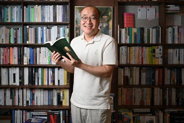 책이 좋아서 꾸민 서재를 또 다른 책덕후들과 나누는 이용우씨가 지난 22일 서울 노원구 공릉동에서 운영하는 공유 서재 '내곁에서재'에서 포즈를 취하고 있다. 신용주 인턴기자