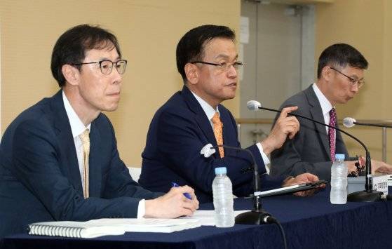 최상목 부총리 겸 기획재정부 장관이 22일 정부세종청사에서 2024 세법 개정안과 관련한 발언을 하고 있다. 왼쪽은 정정훈 세제실장, 오른쪽은 박금철 조세총괄정책관. 연합뉴스