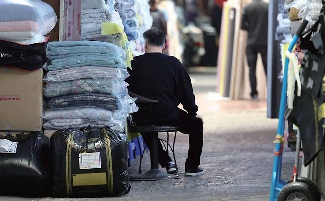 폐업철거는 보통 두 명이서 하는데, 한 사람당 10만원, 즉 20만원의 마진은 남아야 착수한다. 사진은 지난해 4월 서울의 한 시장에서 손님을 기다리는 상인들 모습. / 사진:연합뉴스
