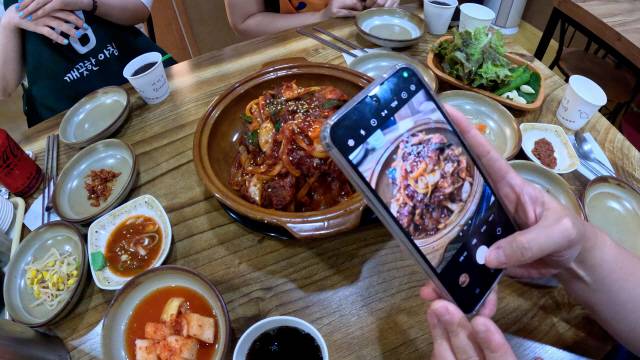 ▲ 대구 봉덕동에 위치한 우미가에서 손님들이 SNS 업로드를 위해 매운갈비찜 사진을 찍고 있다.