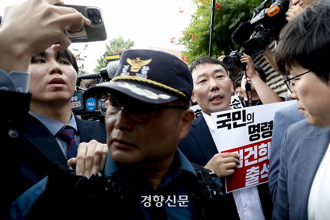 국회 법제사법위원회 소속 야당 의원들이 26일 서울 용산구 한남동 대통령관저 인근에서 김건희 여사 청문회 불출석 규탄 및 출석 촉구 기자회견을 하기 위해 이동하던 중 취재진의 대통령관저 인근 통행을 금지하는 경찰에 항의하고 있다. 문재원 기자