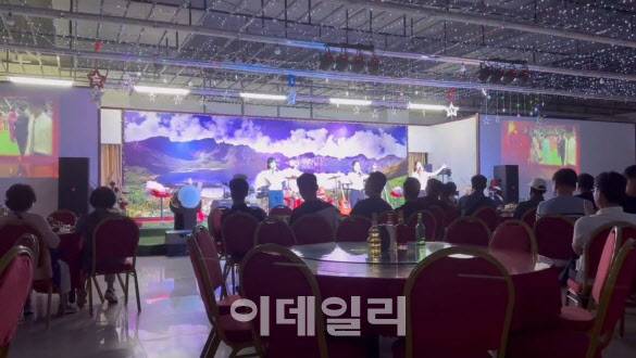 라오스 북한식당 북한식당 백두-한나관에서 북한 여종업원들이 노래를 부르고 있다(사진=유튜브 갈무리)