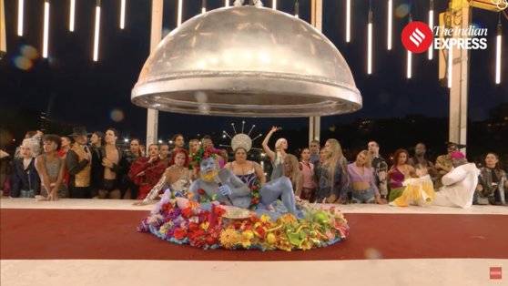 술과 욕망의 신 디오니소스의 모습으로 분장한 프랑스 가수 필리프 카트린느가 파란 망사 옷을 입고 공연을 하고 있다. 뒤엔 '최후의 만찬' 패러디. 사진 유튜브