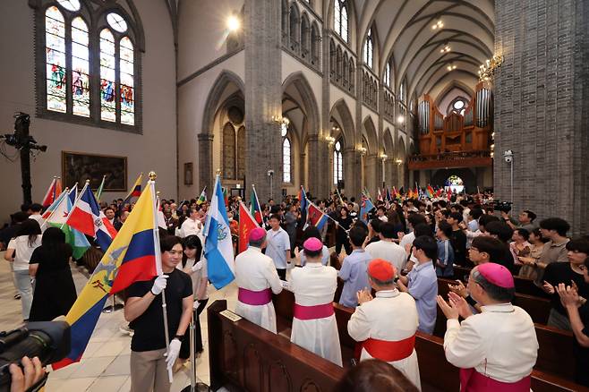 28일 오후 서울 중구 명동대성당에서 열린 '2027 서울 세계청년대회(WYD) 발대식'에서 193개 국기가 입장하고 있다.