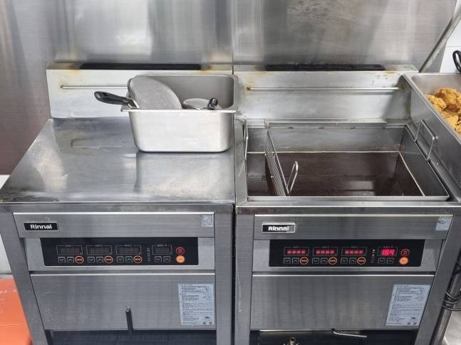 연돈볼카츠 한 점주는 튀김기 2대 중 1대만 켜두고 영업한다고 밝혔다. 연합뉴스