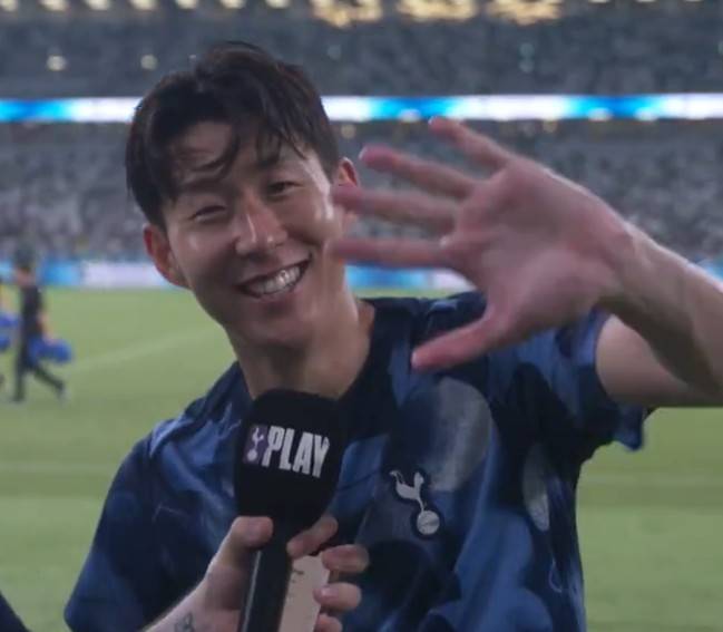 ▲ 손흥민이 일본 '심장' 도쿄국립경기장에서 열린 2024 프리시즌 아시아 투어 첫 번째 경기에서 J리그 4위 팀 비셀고베를 만났다. 이날 선발로 출전한 손흥민은 왼쪽 측면에서 뛰며 토트넘 공격을 이끌었다. 최전방에 자리한 데얀 클루셉스키와 호흡했다. 비공식 평가전에선 멀티골을 넣었지만 프리시즌 공식전에선 득점하지 못했던 손흥민이 도쿄에서 정확하고 날카로운 슈팅으로 골망을 뒤흔들며 프리시즌 공식전 첫 골 '찰칵 세리머니'를 선보였다. 이제 한국으로 넘어와 한국 팬들과 마주하게 된다