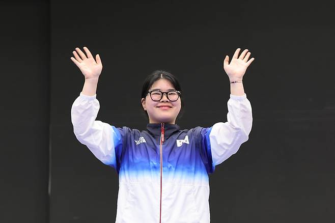 오예진이 28일(현지시간) 프랑스 샤토루 슈팅 센터에서 열린 2024 파리올림픽 사격 공기권총 10m 여자 결선에서 금메달을 차지한 후 시상대에 오르며 손을 흔들고 있다. 샤토루 | 연합뉴스