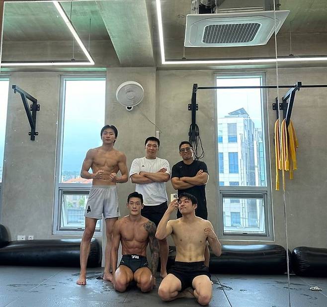 유주상 선수와 함께 훈련하는 코치진과 선수들. 유주상 선수 제공.