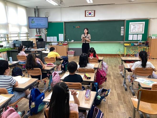 한 초등학교에서 진행되는 명상 프로그램. 이미지 연상을 활용하는 명상의 경우 여러 감각을 느껴보도록 안내해 아이들이 지루해하지 않는다. 마음챙김놀이터 제공