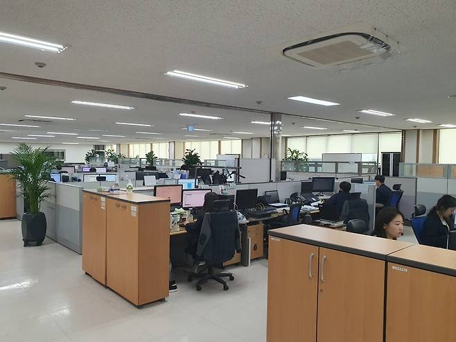 재무, 기획, 인사, 마케팅팀 직원들이 관련 업무를 하고 있다. 화성=윤현주 기자