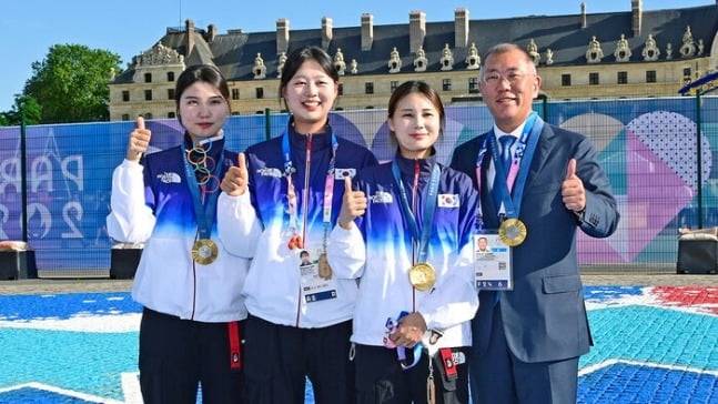 2024 파리 올림픽에서 양궁 여자 단체 국가대표 선수들과 기념 촬영하는 정의선 현대차그룹 회장. 사진=대한양궁협회