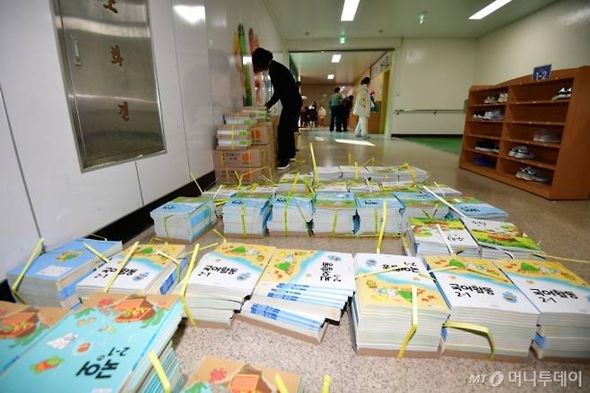 (포항=뉴스1) 최창호 기자 = 4일 오전 경북 포스코교육재단 포항제철초등학교 복도에서 선생님이 2학년들이 사용할 교과서를 정리하고 있다. 사진은 기사와 관련이 없음. 2024.3.4/뉴스1 Copyright (C) 뉴스1. All rights reserved. 무단 전재 및 재배포, AI학습 이용 금지. /사진=(포항=뉴스1) 최창호 기자