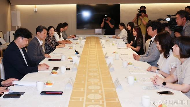 (서울=뉴스1) 허경 기자 = 이주호 사회부총리 겸 교육부 장관이 5일 서울 종로구 정부서울청사에서 열린 교사가 이끄는 교실혁명을 위한 AI 디지털교과서 도입 관련 제34차 함께차담회에서 인사말을 하고 있다. 2024.7.5/뉴스1 Copyright (C) 뉴스1. All rights reserved. 무단 전재 및 재배포, AI학습 이용 금지. /사진=(서울=뉴스1) 허경 기자