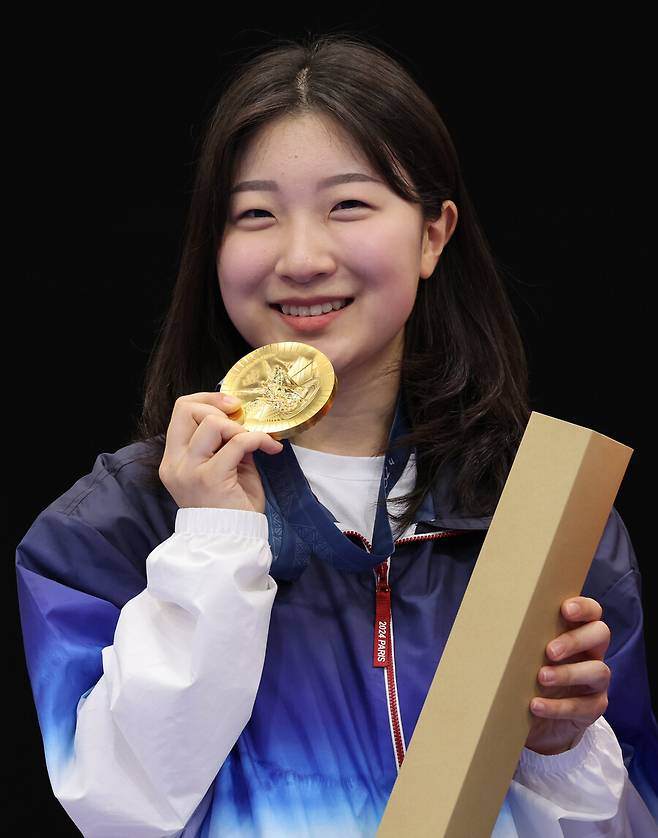 ▲ 29일(현지시간) 프랑스 샤토루 슈팅 센터에서 열린 2024 파리올림픽 사격 공기소총 10m 여자 결선에서 금메달을 차지한 반효진이 시상대에서 포즈를 취하고 있다. ⓒ연합뉴스