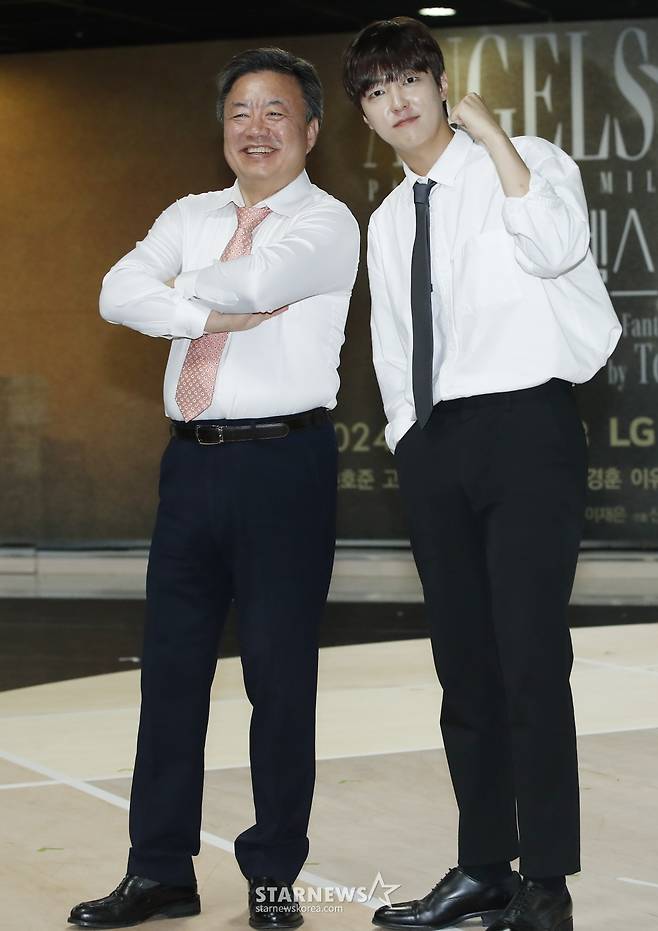 (서울=뉴스1) 권현진 기자 = 배우 이효정과 이유진 부자가 24일 서울 강북구 미아운정그린캠퍼스에서 열린 연극 ‘엔젤스 인 아메리카’ 기자간담회에서 포즈를 취하고 있다. ‘엔젤스 인 아메리카’는 1991년 초연한 토니 커쉬너의 작품으로 1980년대 미국을 배경으로 종교, 인종, 성향, 정치 등 각종 사회 문제와 다양성을 다룬 작품이다. 2024.7.24/뉴스1 Copyright (C) 뉴스1. All rights reserved. 무단 전재 및 재배포, AI학습 이용 금지. /사진=(서울=뉴스1) 권현진 기자