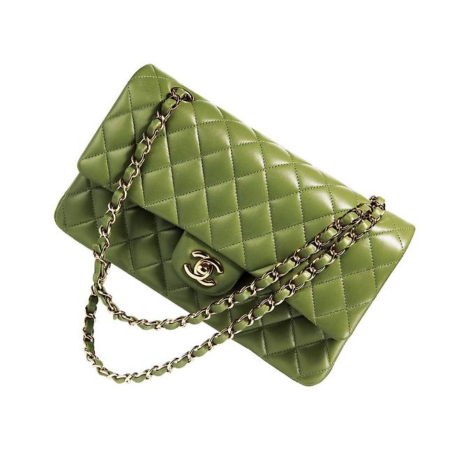 퀼팅 디테일이 돋보이는 클래식 체인 백은 가격 미정, Chanel.