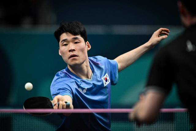 장우진이 29일(현지시간) 프랑스 파리 사우스 파리 아레나4에서 열린 2024 파리 올림픽 탁구 남자 단식 32강전에서 조나단 그로스를 상대로 경기를 하고 있다. 파리=AFP 연합뉴스