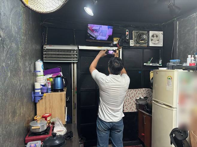 업소 내부에 설치된 모니터