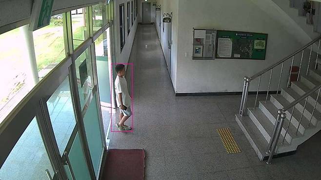 백운산 자연휴양림 입장객을 촬영하며 스캔하고 있는 인공지능 기반 CCTV 화면.