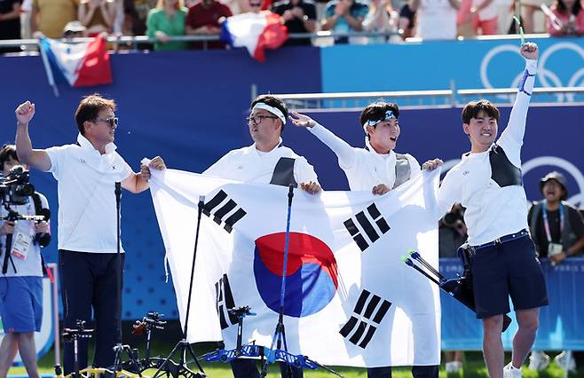 김우진, 김제덕, 이우석이 29일(현지시각) 프랑스 파리 레쟁발리드에서 열린 파리 올림픽 양궁 남자 단체전 결승 프랑스와의 경기에서 승리하며 금메달을 확정한 뒤 환호하고 있다. 뉴시스