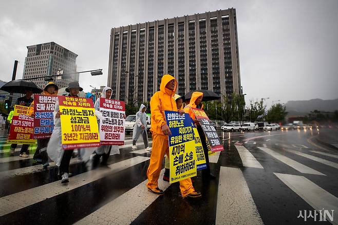 금속노조 경남지부 거제통영고성 조선하청지회 소속 노동자들이 서울 종로구 정부서울청사에서 출발해 중구 한화빌딩을 향해 행진하고 있다. ⓒ시사IN 신선영