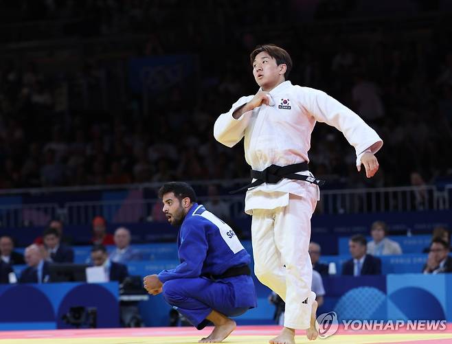 이준환, 이스라엘 사기 무키에 한판승 (파리=연합뉴스) 임화영 기자 = 이준환(오른쪽)이 30일(현지시간) 프랑스 파리 아레나 샹드마르스에서 열린 2024 파리올림픽 유도 남자 81kg급 16강전에서 이스라엘 사기 무키를 한판승으로 꺽고 있다. 2024.7.30 hwayoung7@yna.co.kr