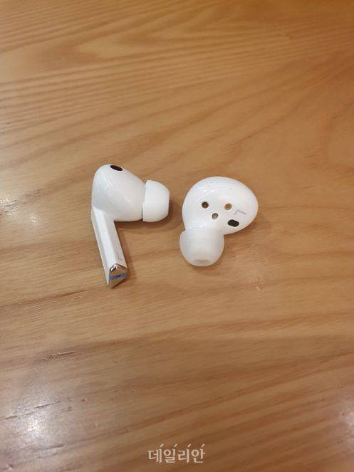 왼쪽 '갤럭시 버즈3 프로', 오른쪽 '갤럭시 버즈2'ⓒ데일리안 조인영 기자