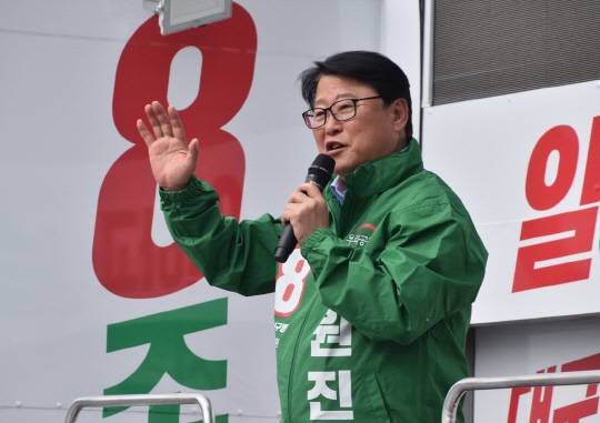 새누리당(국민의힘 전신) 친박근혜계 출신으로 3선 국회의원과 정책위의장 등을 지낸 조원진 현 우리공화당 대표.<조원진 전 국회의원 페이스북 사진>