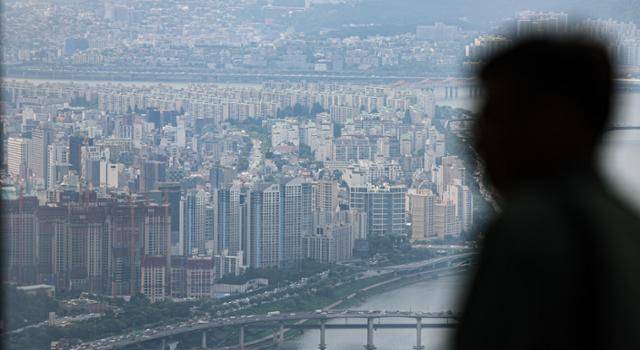 30일 서울 송파구 롯데월드타워 스카이전망대에서 바라본 강남권 아파트 단지. 뉴스1