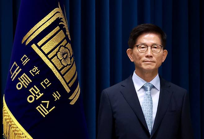 김문수 고용노동부 장관 내정자가 31일 오전 서울 용산 대통령실 청사 브리핑실에서 열린 인사브리핑 중 정진석 대통령 비서실장의 발표 내용을 듣고 있다. 연합뉴스