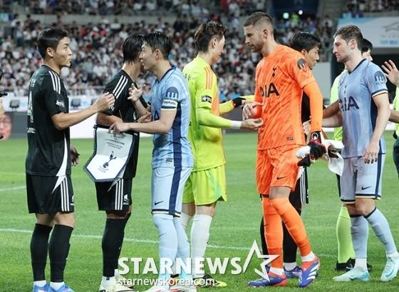 '2024 쿠팡플레이 시리즈' 팀 K리그 대 토트넘 홋스퍼(Tottenham Hotspur) 경기가 31일 오후 서울월드컵경기장에서 열렸다. 주민규를 비롯한 팀 K리그와 손흥민을 비롯한 토트넘 선수들이 경기 전 인사하고 있다. /사진=김진경 대기자