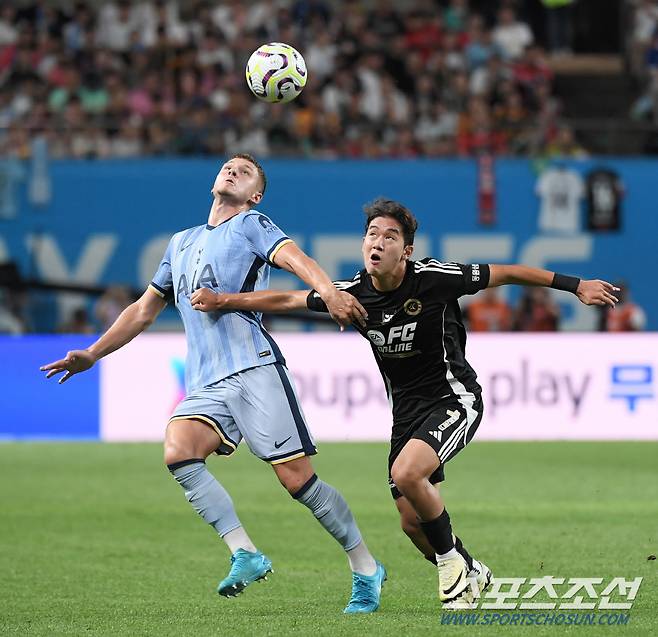 토트넘 홋스퍼와 팀 K리그의 친선경기가 31일 서울월드컵경기장에서 열렸다. 팀 K리그 윤도영이 수비를 하고 있다. 상암=박재만 기자 pjm@sportschosun.com /2024.07.31/