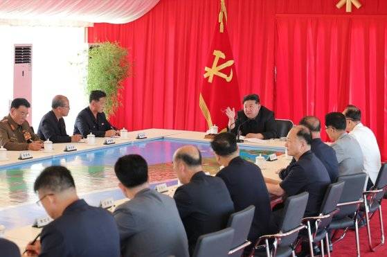 김정은 국무위원장이 지난 16일 원산갈마해안관광지구건설사업을 지도하는 모습. 노동신문, 뉴스1