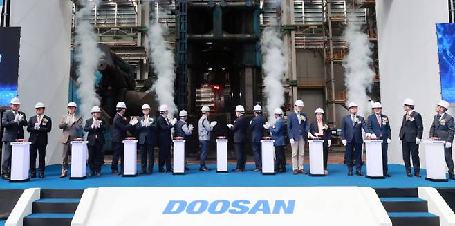 두산에너빌리티가 국토교통부·대한건설협회의 시공능력평가에서 올해 28계단 상승해 14위에 진입했다. 2023년 5월15일 경남 창원시 두산에너빌리티에서 열린 '신한울 3·4 주기기 제작식'에서 참석자들이 세리머니를 하고 있다. /사진=뉴스1