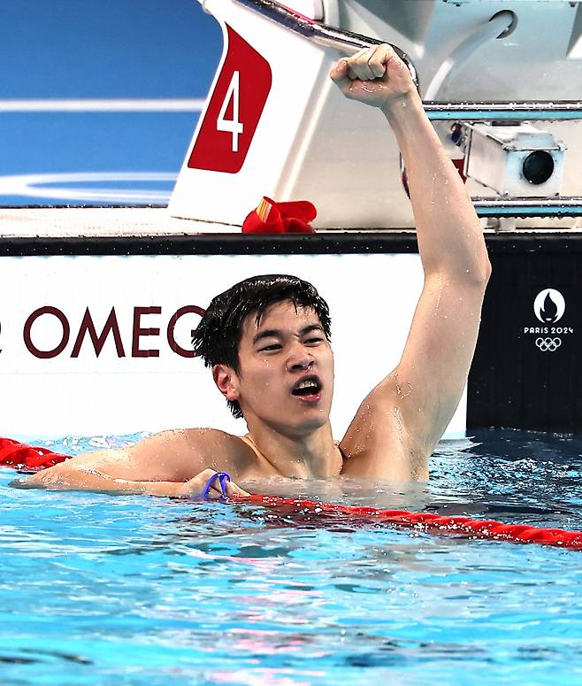 중국의 판잔러가 1일(한국시간) 프랑스 파리 라 데팡스 아레나에서 열린 대회 남자 자유형 결승에서 46초40으로 세계 신기록을 세우며 우승한 뒤, 전광판을 바라보고 있다. 2024.7.31 낭테르=올림픽사진공동취재단/YA
