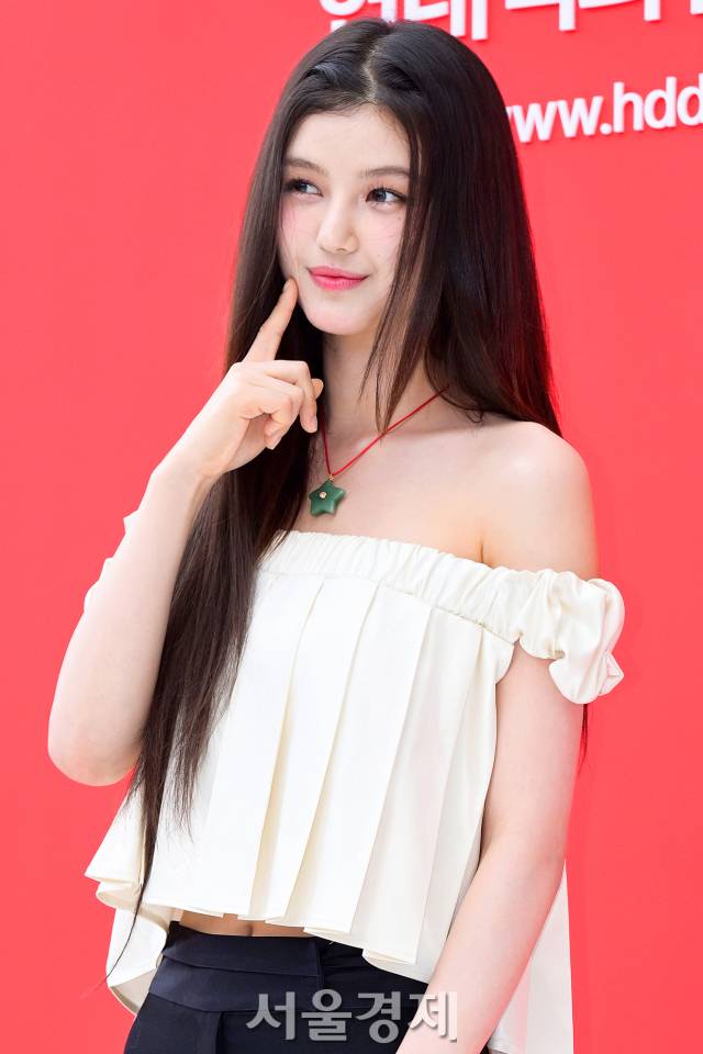 그룹 뉴진스(New Jeans) 다니엘이 1일 오후 서울 중구 현대백화점면세점 동대문점에서 진행된 경품 프로모션 포토콜에서 포즈를 취하고 있다. 김규빈 기자 2024.08.01