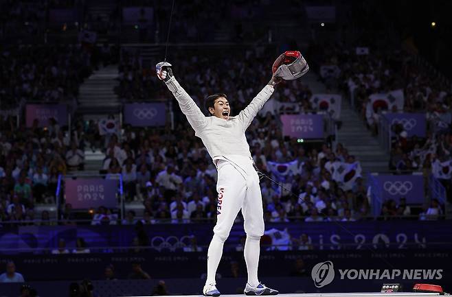 환호하는 도경동 (파리=연합뉴스) 신준희 기자 = 31일(현지시간) 프랑스 파리 그랑 팔레에서 열린 2024 파리올림픽 펜싱 남자 사브르 단체 결승전에서 교체 투입된 도경동이 연속 득점을 한 뒤 환호하고 있다. 2024.8.1 hama@yna.co.kr