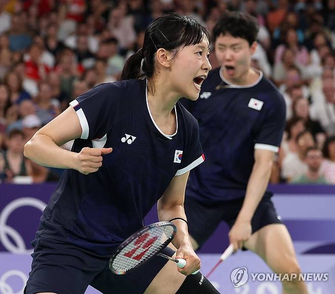 8강전 가뿐하게 승리 거둔 서승재-채유정 (파리=연합뉴스) 김도훈 기자 = 31일(현지시간) 프랑스 파리 포르트드라샤펠 경기장에서 열린 2024 파리올림픽 배드민턴 혼합복식 8강전에서 서승재-채유정이 홍콩의 탕춘만-체잉슈 조와 대결하고 있다.
이날 경기에서 승리를 거둔 서승재-채유정은 김원호-정나은 조와 준결승에서 맞대결을 펼친다. 2024.8.1 superdoo82@yna.co.kr