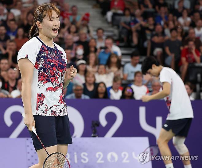 환호하는 김원호-정나은 (파리=연합뉴스) 김도훈 기자 = 31일(현지시간) 프랑스 파리 포르트드라샤펠 경기장에서 열린 2024 파리올림픽 민턴 혼합복식 8강전에서 김원호-정나은이 말레이시아 천탕지에-토이웨이 조에게 득점한 뒤 환호하고 있다.
이날 경기에서 승리를 거둔 김원호-정나은은 서승재-채유정 조와 준결승에서 맞대결을 펼친다. 2024.8.1 superdoo82@yna.co.kr