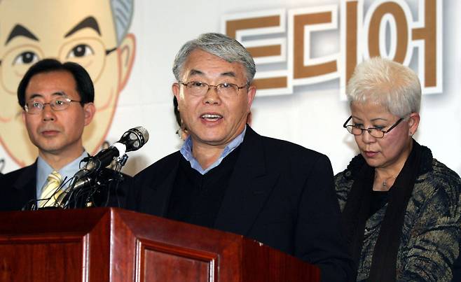 2005년 11월 6일 고국 땅을 밟은 로버트 김. 장명희씨 부부가 입국후 기자회견을 하고 있다. /조인원 기자
